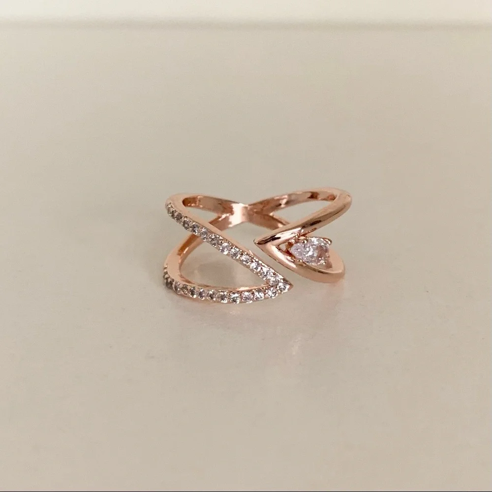 NWOT Rose gold X ring